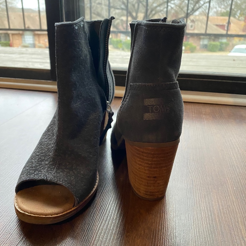TOMS women’s heals